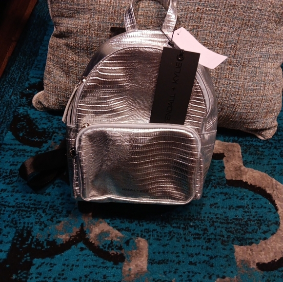 Kendal & Kylie Silver NWT poly vinyl croc mini backpack 11 x 8.1/2 x 3.1/2 - Picture 5 of 6